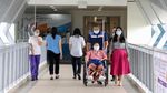 Potret Bu Ani Diajak Jalan-jalan SBY Keluar Kamar RS