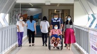 Annisa Pohan, menantu Ani Yudhoyono, turut mendampingi. Dia menceritakan momen Ani keluar kamar setelah dirawat kurang lebih 3 bulan.