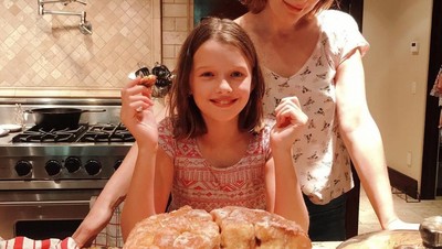 Meski Pernah Lakukan Aborsi, Milla Jovovich Sering Masak Bareng Putrinya, Lho!