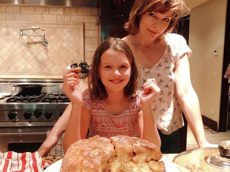 Meski Pernah Lakukan Aborsi, Milla Jovovich Sering Masak Bareng Putrinya, Lho!