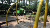 Sejumlah petugas PPSU dan Dinas Kehutanan Jakarta Selatan membersihkan sampah-sampah yang ada di Taman Dadap Merah, Kamis (16/5/2019).