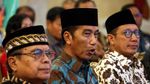 Senyum Cerah Jokowi Bayar Zakat di Istana