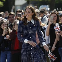 Kate Middleton baru saja mengunjungi keponakan barunya, Archie, anak dari Pangeran Harry dan Meghan Markle. Di momen itu, Kate tampil dibalut gaun Self Potrait yang tampak tertutup di bagian atas, namun ternyata memiliki belahan cukup tinggi pada rok. (Foto: Getty Images)