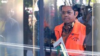 Momen Idrus Marham saat membawa Alquran jelang diperiksa KPK.