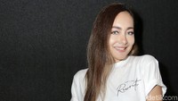 Senyum bahagia Dewi Rezer kala berpose di depan kamera. Pool/Ismail/detikFoto.