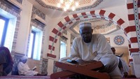 Seorang warga muslim Sudan sedang membaca Al Quran. Nanti pada 10 hari terakhir masjid akan semakin ramai (Muhammad Faiz Alamsyah/Istimewa)