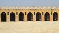 Ruangan Masjid Ibn Tulun hampir tidak bersekat dan berdaun pintu, terdiri dari pilar-pilar dengan bentuk melengkung. Bagian pilar masjid terdapat ragam hias berupa ukiran dan kaligrafi. (iStock)