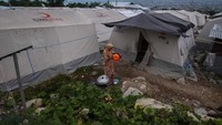 Ratusan warga juga masih mengungsi. Seorang ibu beraktivitas di Kamp Pengungsi Balaroa, Palu, Sulawesi Tengah, Selasa (14/5/2019). ANTARA FOTO/Basri Marzuki.