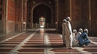 Wisatawan bisa bebas masuk ke dalah Masjid Jawab kapan pun. Syaratnya traveler tidak boleh menggunakan alas kaki ke dalam Jawab. (iStock)