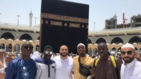 Selain bersama Kurt Zouma, Pogba juga berpose di depan Kakbah bersama sahabat muslimnya yang lain. Ini bukan kali pertama Pogba mengunggah foto saat berkunjung ke Kakbah. (Instagram/@paulpogba)