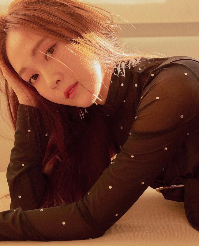 Fitur wajahnya yang selalu terlihat sempurna itu memberikan spekulasi berbeda pada sejumlah orang. Tak sedikit orang menilai wajahnya hasil dari operasi plastik. Foto: Instagram @jessica.syj