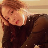 Fitur wajahnya yang selalu terlihat sempurna itu memberikan spekulasi berbeda pada sejumlah orang. Tak sedikit orang menilai wajahnya hasil dari operasi plastik. Foto: Instagram @jessica.syj