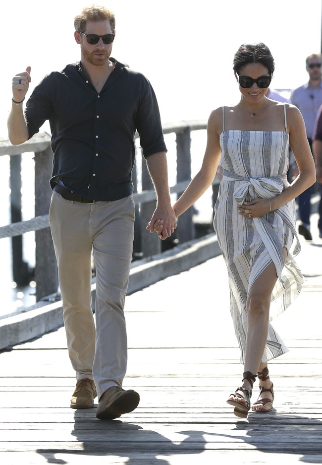 Meghan Markle mengundang kontroversi ketika ia memakai gaun pantai saat kunjungan ke Australia. Gaun dengan strap spaghetti itu sudah tampak terbuka, ditambah rok dengan belahan samping yang mengekspos kakinya. (Foto: Getty Images)