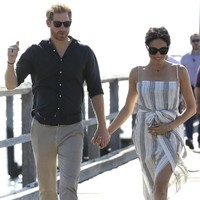 Meghan Markle mengundang kontroversi ketika ia memakai gaun pantai saat kunjungan ke Australia. Gaun dengan strap spaghetti itu sudah tampak terbuka, ditambah rok dengan belahan samping yang mengekspos kakinya. (Foto: Getty Images)