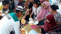Warga mengantre untuk mendapatkan bubur suro di komplek Makam Sunan Bonang, Tuban, Jawa Timur, Kamis (16/5/2019).