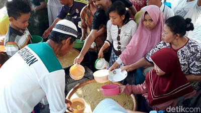 Berburu Takjil Bubur Suro Peninggalan Sunan Bonang