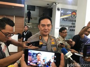 Polisi Temukan Ambulans Parpol Penuh Batu dan Alat untuk Massa 22 Mei