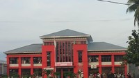 Warga binaan mendobrak paksa pintu utama lapas dan keluar. Mereka kemudian melakukan tindakan anarkis seperti melempari kaca bangunan. (Foto: Istimewa)