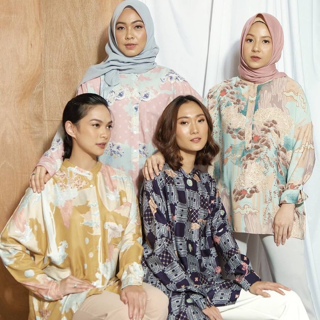 Tahun ini, warna-warna earth tone dan pastel kembali jadi jagoan para desainer untuk Hari Raya. Sebut saja Ria Miranda yang koleksi Lebarannya selalu jadi rebutan beberapa tahun ini. Menyiasati hal itu, Ria Miranda merilis beberapa koleksi sekaligus. Salah satu koleksi yang paling fenomenal adalah kolaborasi Ria Miranda X COTTONINK yang rilis berkali-kali dan selalu sold out. Foto: Instagram/cottonink