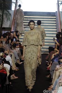 Inspirasi Marie Antoinette di Baju Lebaran Karya Priyo Oktaviano