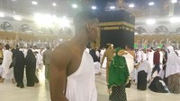 Di momen lain, tampak gelandang Manchester United ini mengenakan pakaian ihram dan melihat ke arah Kakbah. Paul Pogba rupanya tengah menjalani ibadah Umrah. (Instagram/@paulpogba)