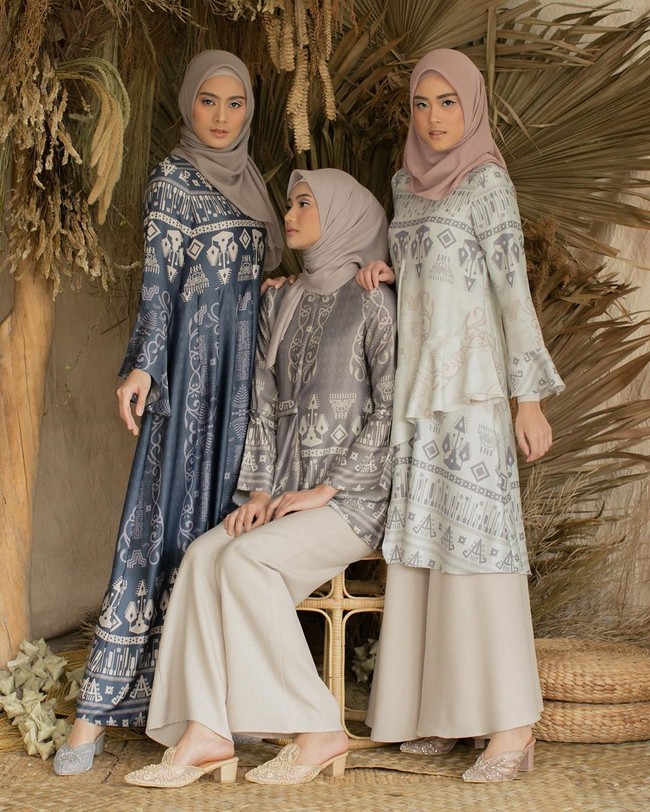 Brand Wearing Klamby tahun ini mengeluarkan koleksi yang paling fenomenal. Lima koleksi Lebaran dengan detail motif cantik jadi rebutan puluhan ribu hijabers. Salah satu koleksi yang paling laris manis adalah dress dari koleksi Sasak. Tak sampai 10 menit, ribuan koleksi ini habis tak tersisa. Foto: Instagram/WearingKlamby