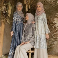 Brand Wearing Klamby tahun ini mengeluarkan koleksi yang paling fenomenal. Lima koleksi Lebaran dengan detail motif cantik jadi rebutan puluhan ribu hijabers. Salah satu koleksi yang paling laris manis adalah dress dari koleksi Sasak. Tak sampai 10 menit, ribuan koleksi ini habis tak tersisa. Foto: Instagram/WearingKlamby