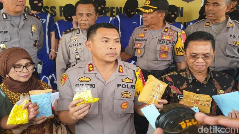 Polisi Sukabumi Tangkap 3 Pemuda Penjual Obat Parkinson Ilegal Polisi Sukabumi Tangkap 3 Pemuda Penjual Obat Parkinson Ilegal