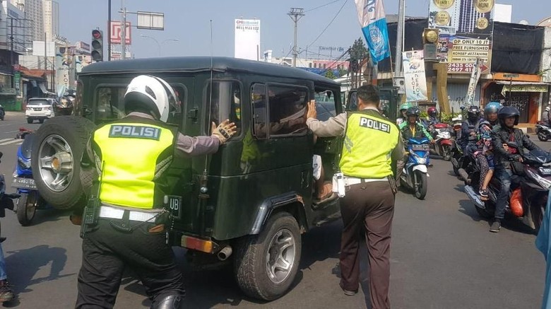 Bikin Macet, Mobil Tua Mogok di Jalan Arif Rahman Hakim Dievakuasi Bikin Macet, Mobil Tua Mogok di Jalan Arif Rahman Hakim Dievakuasi