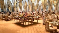 Ada juga tenda Ramadhan yang selalu populer di Al Majlis at Madinat Jumeirah. Pemandangannya keren dan dikelilingi arsitektur tradisional Arab. (Facebook)