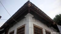 Di bagian ujung-ujung atapnya nampak sedikit melengkung ke atas dan mengacu pada gaya punggel rumah Bali.