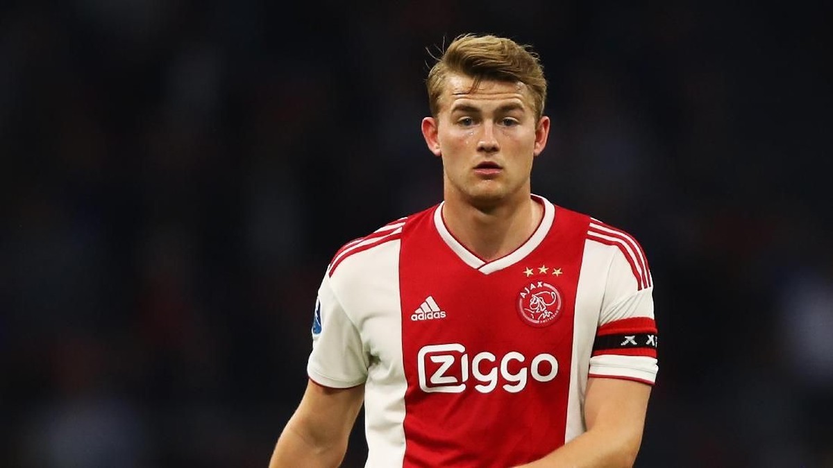 Bek sekaligus kapten Ajax Amsterdam Matthijt de Ligt menanggapi rumor bakal ke Manchester United atau Barcelona. (Foto: Dean Mouhtaropoulos/Getty Images)
