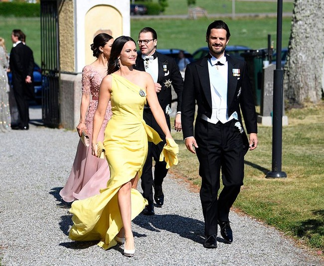 Putri Sofia dari Swedia mencuri atensi dibalut gaun kuning. Memakai gaun one shoulder dan rok high-slit membuat ia layaknya bintang Hollywood di karpet merah. (Foto: Getty Images)