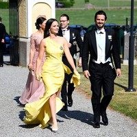 Putri Sofia dari Swedia mencuri atensi dibalut gaun kuning. Memakai gaun one shoulder dan rok high-slit membuat ia layaknya bintang Hollywood di karpet merah. (Foto: Getty Images)