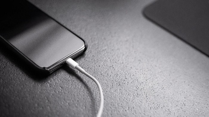 Ilustrasi charging ponsel. Foto: Photo by Andreas Haslinger on Unsplash Ilustrasi charging ponsel. Foto: Photo by Andreas Haslinger on Unsplash