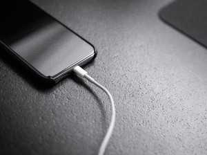 Cara Cas HP yang Benar biar Baterainya Awet dan Gadget Tak Rusak