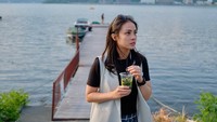 Ngopi ala Pijeh makin spesial nih karena latarnya danau keren. Sampai-sampai Pijeh bilang, One Fine Day. Foto: Instagram laissti