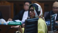 Karen sempat menangis dan emosional saat dicecar oleh tim jaksa terkait alasan dan tujuan participating interest Blok Basker Manta Gummy (BMG) di Australia pada 2009 lampau.