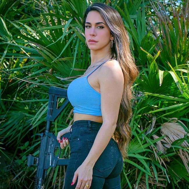 Orin kerap berbagi foto tentang kecintaannya pada senjata, dimana ia mengunggah video dari praktik penembakannya sendiri. Foto: Instagram @orin_julie