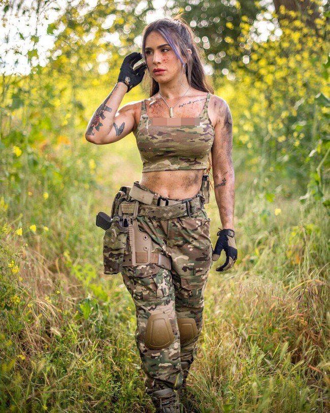 Ini Orin Julie, wanita yang dikenal di media sosial sebagai The Queen of Guns atau Ratu Senjata. Ia adalah seorang veteran militer Pasukan Pertahanan Israel (IDF) Foto: Instagram @orin_julie
