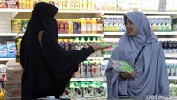 Sejumlah warga berbelanja di salah satu pusat grosir makanan di Kelapa Gading, Jakarta Utara, Kamis (16/5).