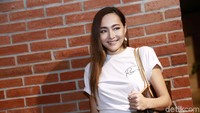 Dewi tampak sangat happy saat ditemui awak media. Pool/Palevi S/detikFoto.