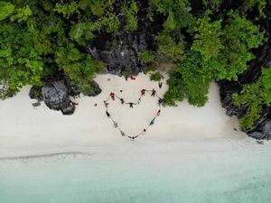 Satu Lagi Bukti Indahnya Indonesia: Teluk Cinta
