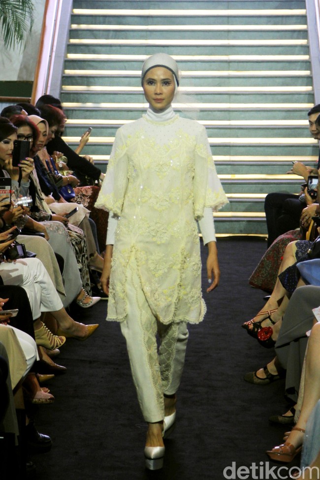 Priyo Oktaviano memamerkan koleksi baju lebaran semi couturenya dengan sentuhan romantis dan feminin dalam acara Ramadhan In Style di Lamoda, Plaza Indonesia, Jakarta, Rabu [15/05/2019]. Foto: Mohammad Abduh/Wolipop