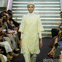 Priyo Oktaviano memamerkan koleksi baju lebaran semi couturenya dengan sentuhan romantis dan feminin dalam acara Ramadhan In Style di Lamoda, Plaza Indonesia, Jakarta, Rabu [15/05/2019]. Foto: Mohammad Abduh/Wolipop