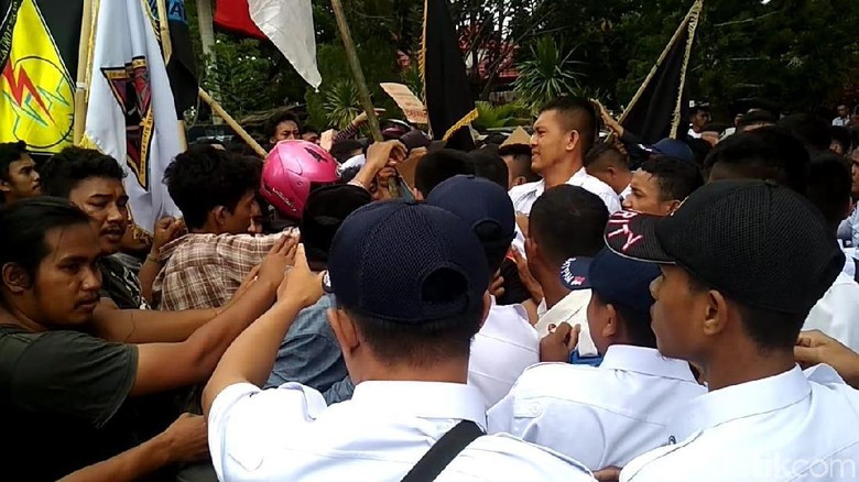 Tolak UKT Rp 3 Juta, Mahasiswa UHO Kendari Demo Tolak UKT Rp 3 Juta, Mahasiswa UHO Kendari Demo