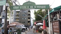 Sejarah perkembangan Islam di Thailand tak dapat dipisahkan dari peran sejumlah tokoh muslim asal Indonesia. Hal itu dapat dilihat dari Masjid Haroon di Kota Bangkok. Masjid itu dibangun pada tahun 1899 oleh seorang pedagang keturunan Indonesia-Arab yaitu Musa Bafadel. Selepas sang pendiri wafat, masjid yang awalnya bernama Masjid Ton Samrong itu kemudian dikelola oleh sang anak, Haroon Bafadel, yang kemudian menjadi nama dari masjid tersebut hingga kini. Dok. www.bangkokriver.com.