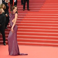 Cannes Film Festival 2019 juga tak dilewatkan oleh Izabel Goulart. Seperti Romee, Izabel juga berbalut gaun Etro Couture. (Foto: Getty Images)