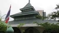 Masih di Bangkok, selanjutnya ada Masjid Jawa atau Jawa Mosque. Masjid yang selesai dibangun pada tahun 1906 didirikan di atas tanah wakaf milik orang Jawa bernama Haji Muhammad Saleh. Masjid tersebut dinamai Masjid Jawa karena dibangun oleh orang-orang Jawa yang menetap di Bangkok. Saat mengunjungi masjid ini tak sedikit pengunjung yang terkenang dengan sejumlah masjid di Jawa, seperti Masjid Demak dan Masjid Agung Kauman di Yogyakarta. Dok. Wikipedia.