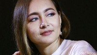 Belum lama ini diketahui bahwa Dewi tengah dekat dengan seorang bule bernama Ethan Alarmk. Pool/Palevi S/detikFoto.